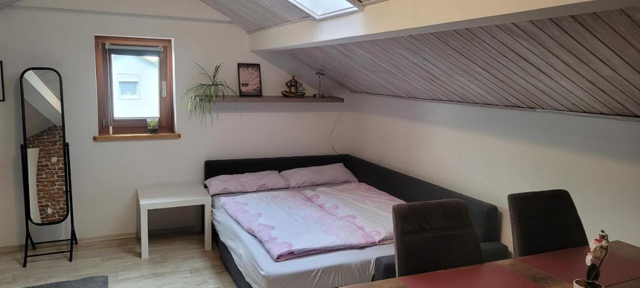 Kleine Gemuetliche Mansardenwohnung Im Suedosten Muenchens Assling Kültér fotó